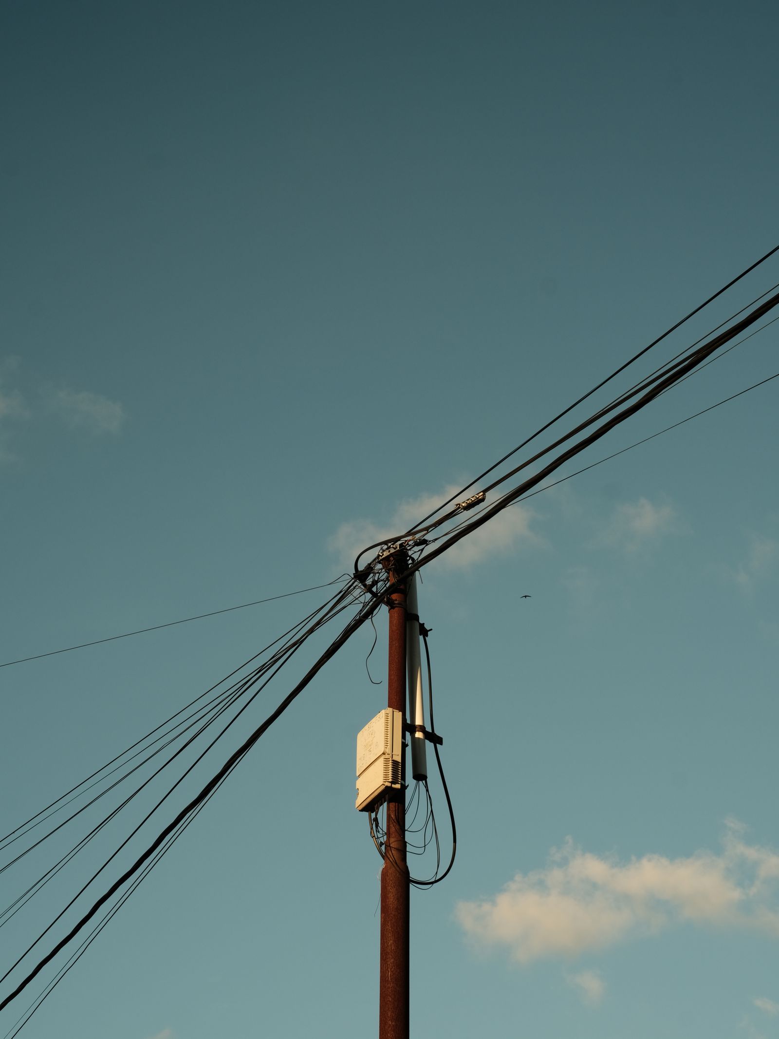 Gökyüzü önünde elektrik direği ve enerji hatları
