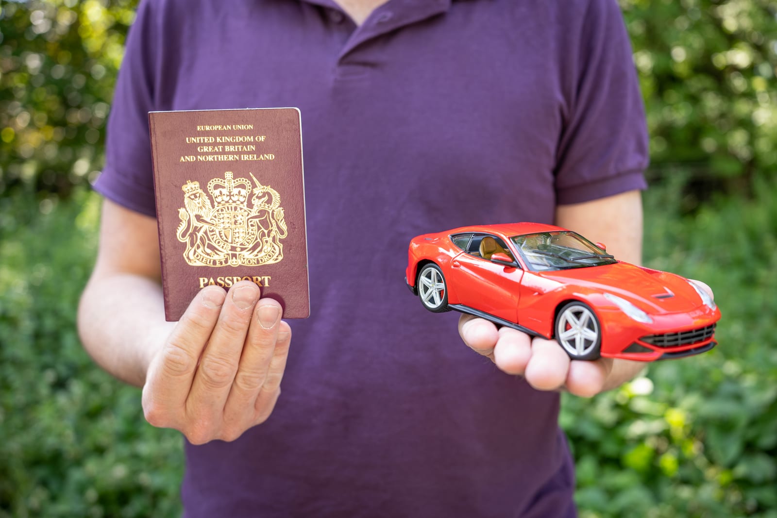 Meksika oturum kartını (residente) ve pasaportu tutan eller